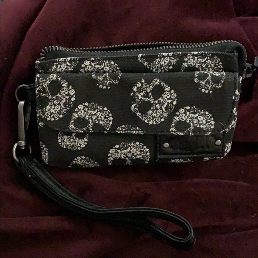 Black skull wristlet wallet.